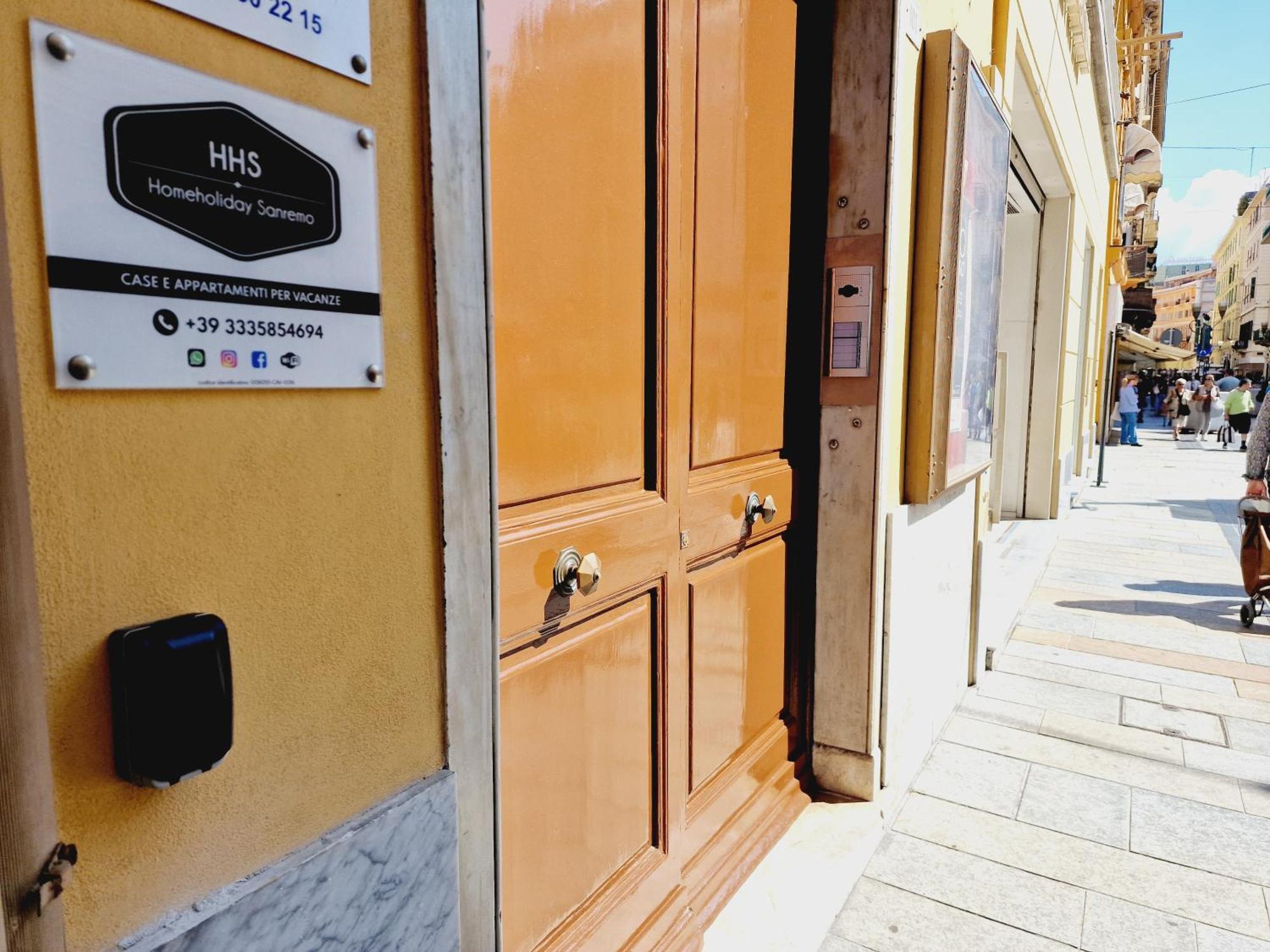 Homeholidaysanremo - Palace Exterior foto